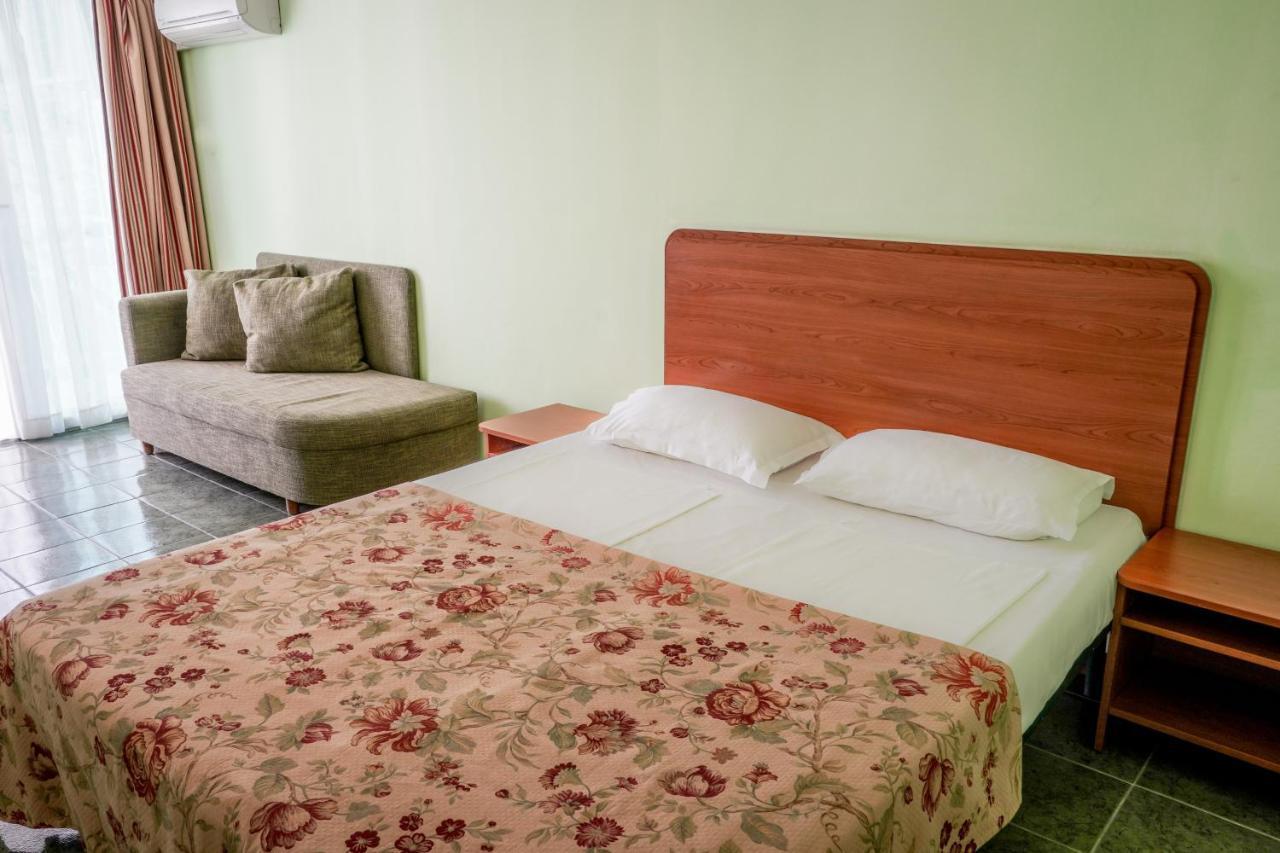Hotel Malibu Albena Buitenkant foto